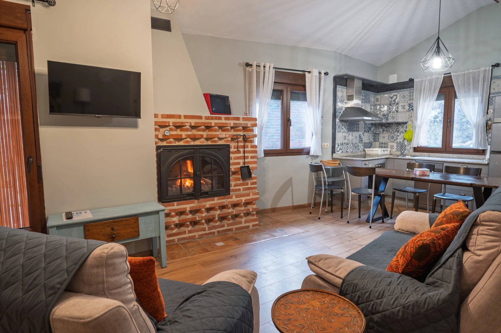 Salón comedor con chimenea · Casa el Piñeo