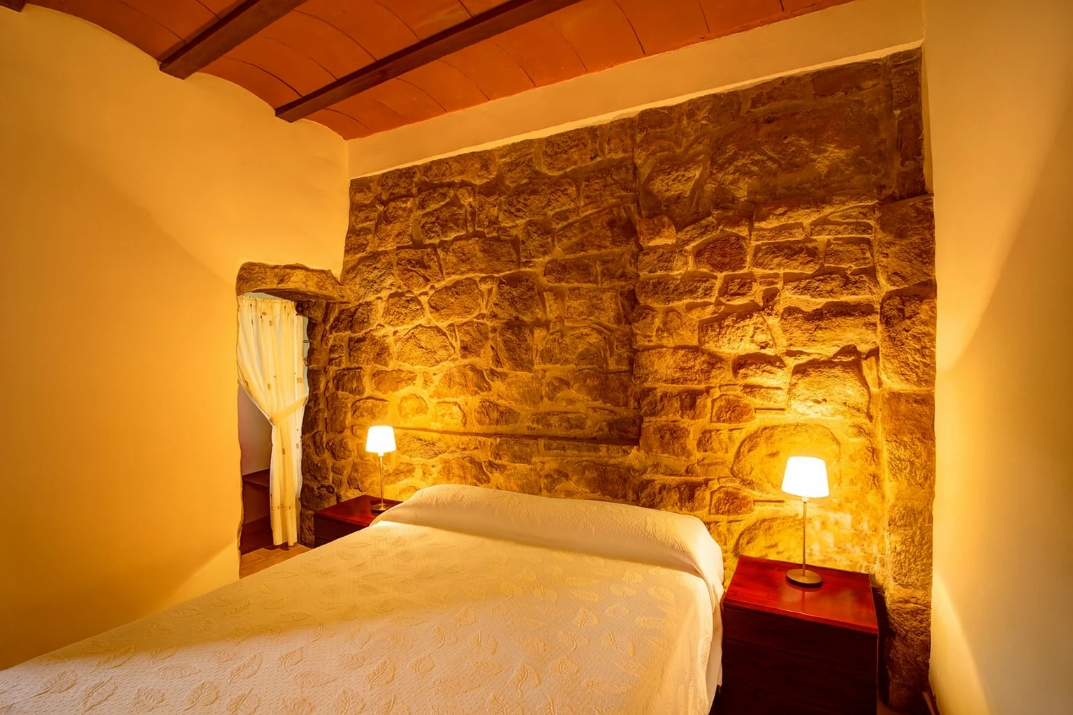Habitación con paredes de piedra · Masia Mas d’en Bosch