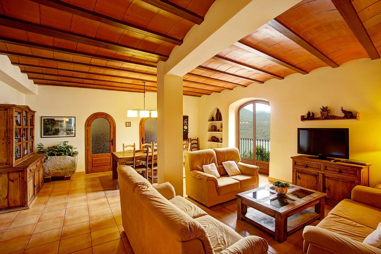 Comedor bajo vigas de madera · Masia Mas d’en Bosch