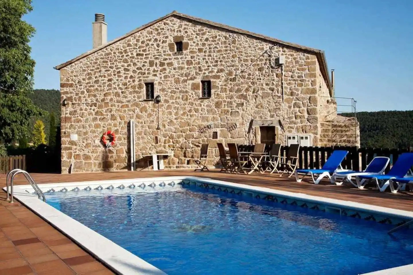 Piscina junto a la fachada · Masia Mas d’en Bosch