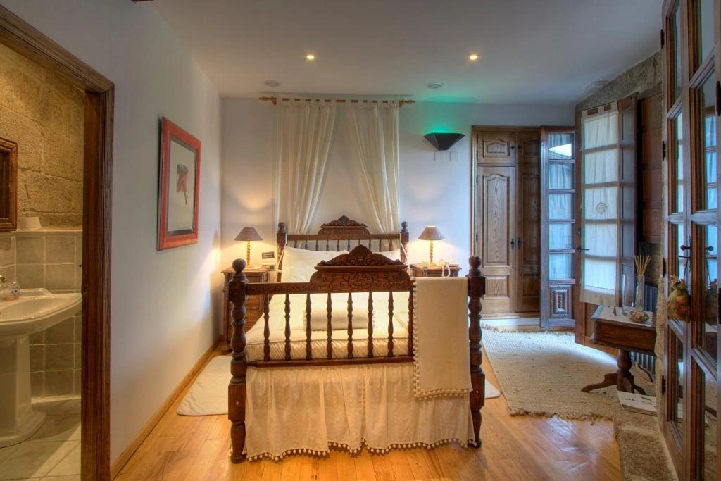 Habitación con cama de matrimonio · Casa Rural A Rousia