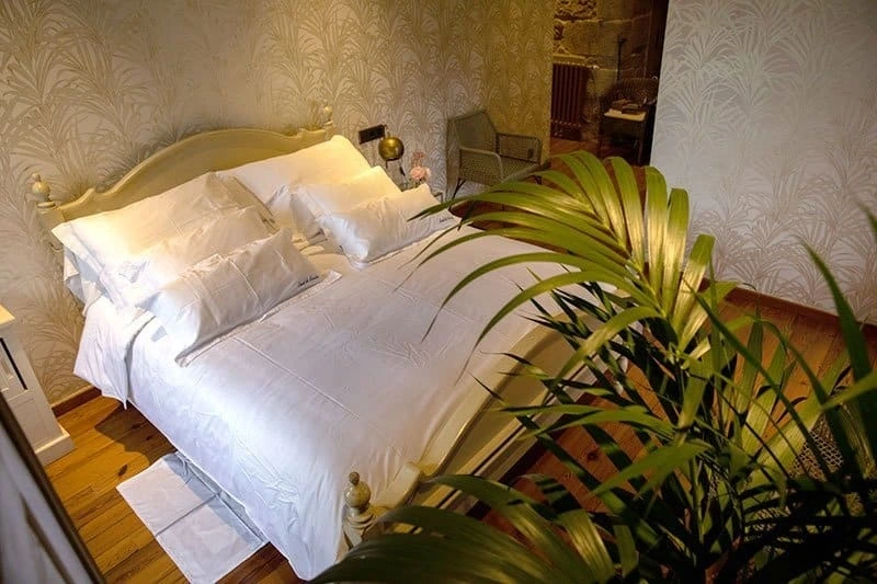 Habitación con paredes de piedra · Casal de Armán
