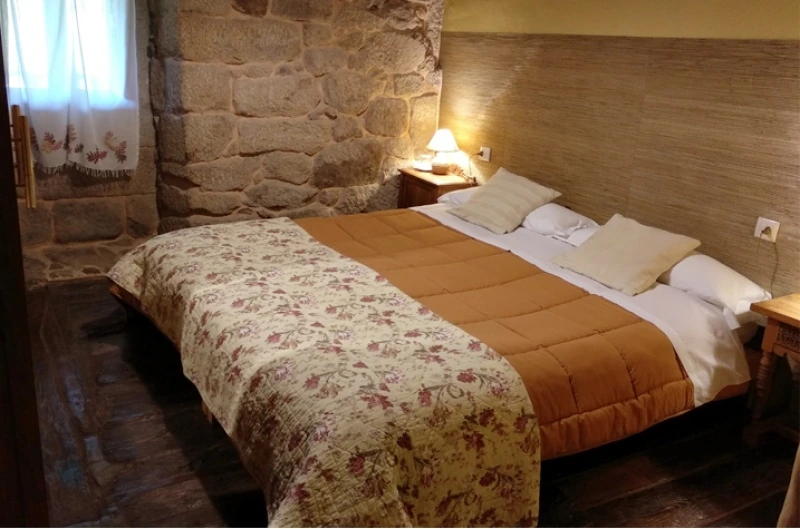 Habitación con paredes de piedra · Reitoral de Chandrexa