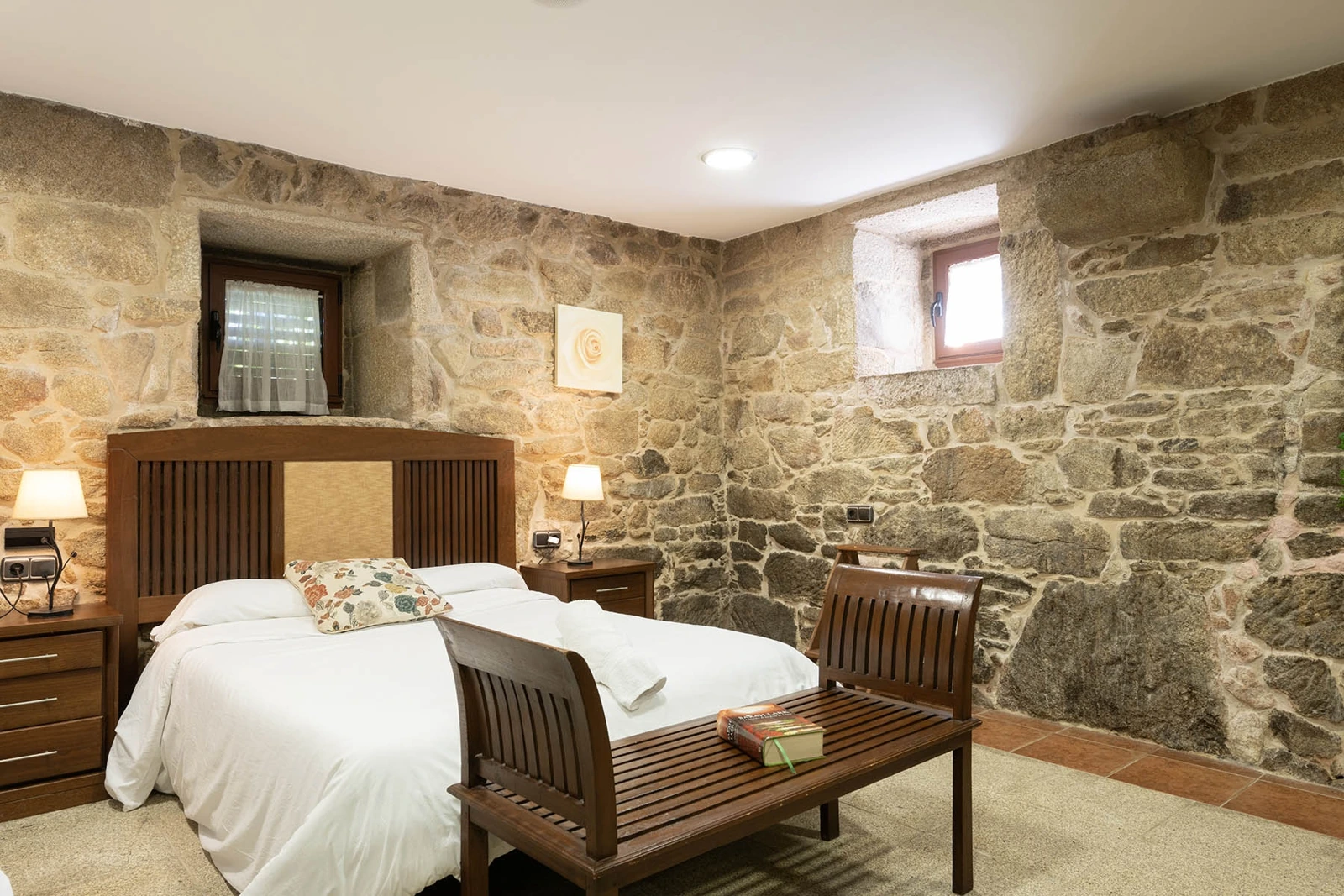 Habitación con paredes de piedra · Casa Manteiga