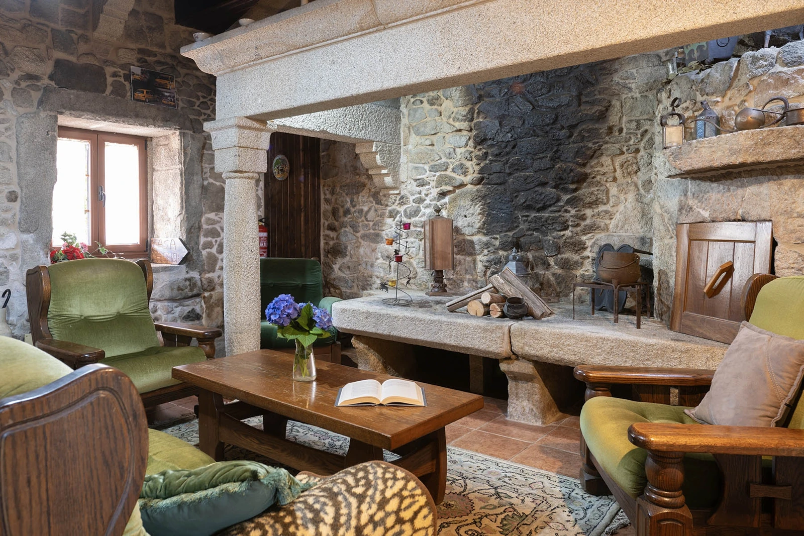 Salón con chimenea · Casa Manteiga