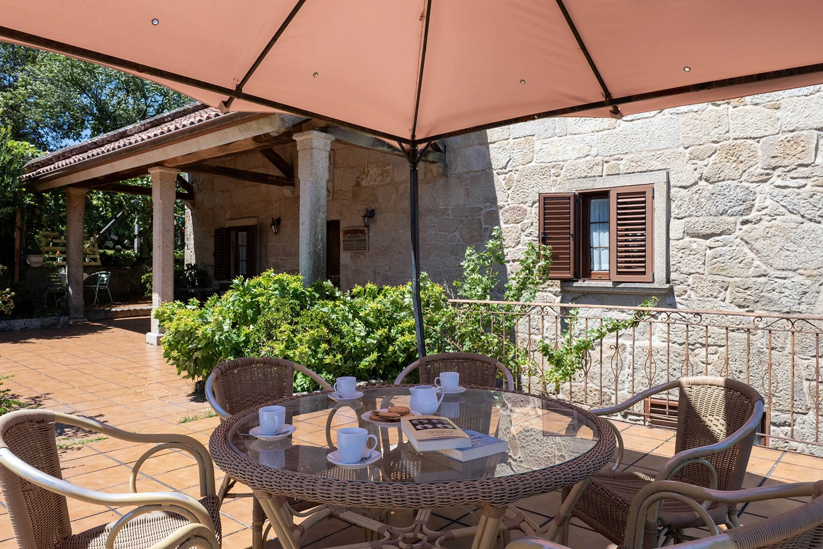 Terraza con mesa y sillas · Casa Manteiga
