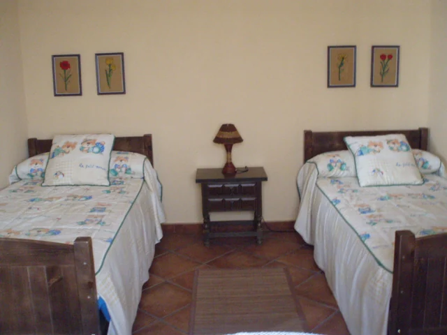 Dormitorio de dos camas de Casa Angustias en Rioja