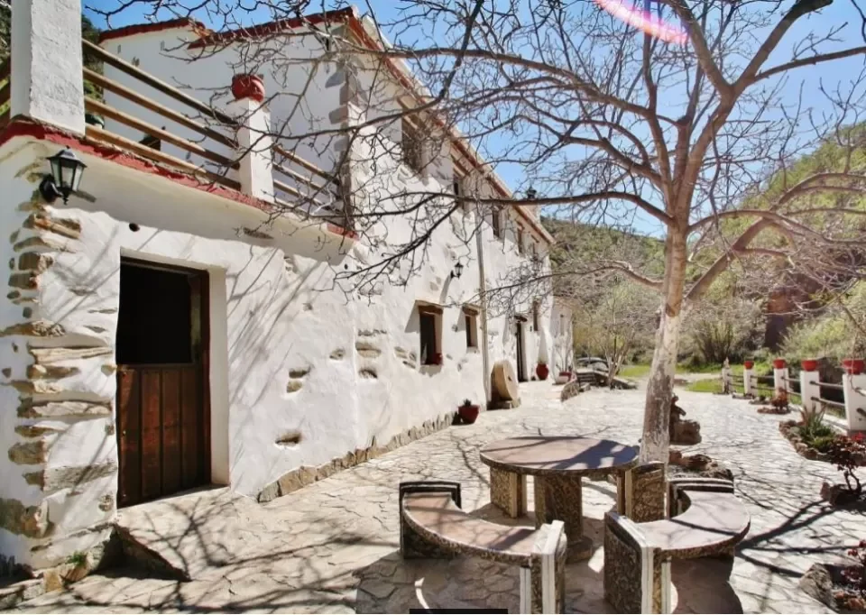 Patio empedrado de El Molino de Laroya en Laroya