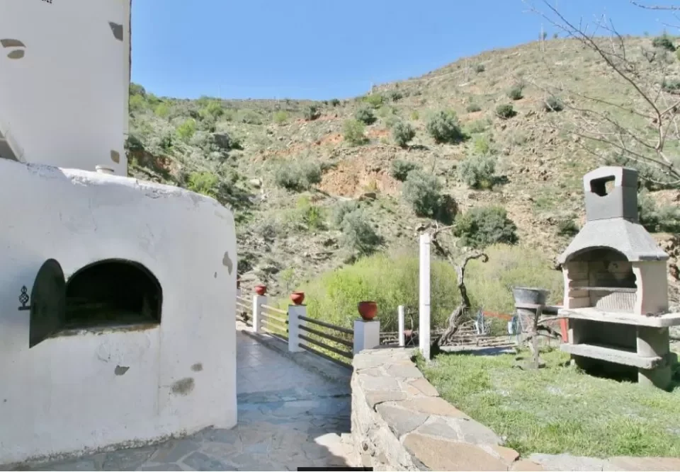 Horno y zona exterior de El Molino de Laroya en Laroya