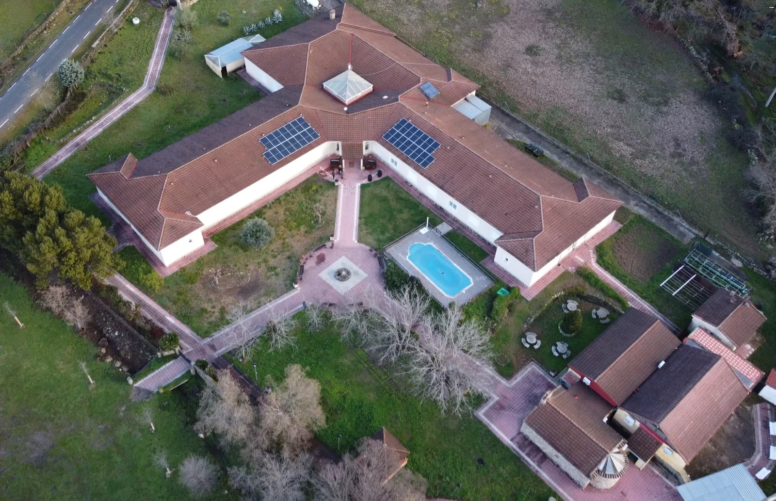 Vista aérea del edificio, jardín y piscina del Hotel Rural San Roque