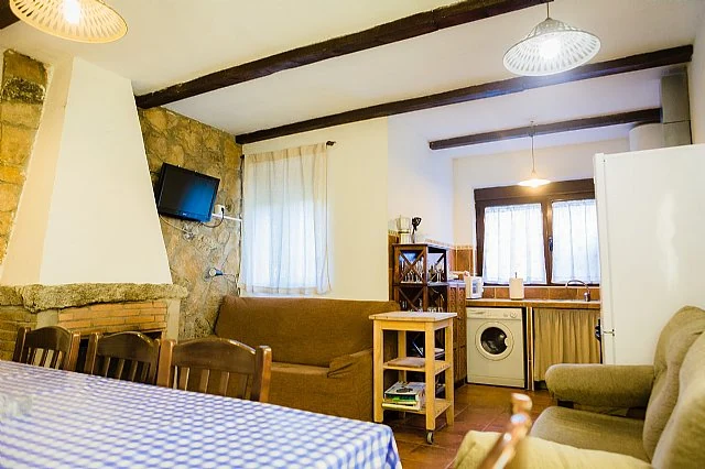 Salón con chimenea de Casa Rural Roble Mocho