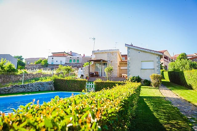 Casa y piscina de Casa Rural Los Chendas