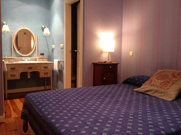 Habitación y acceso al baño · Camino Condal