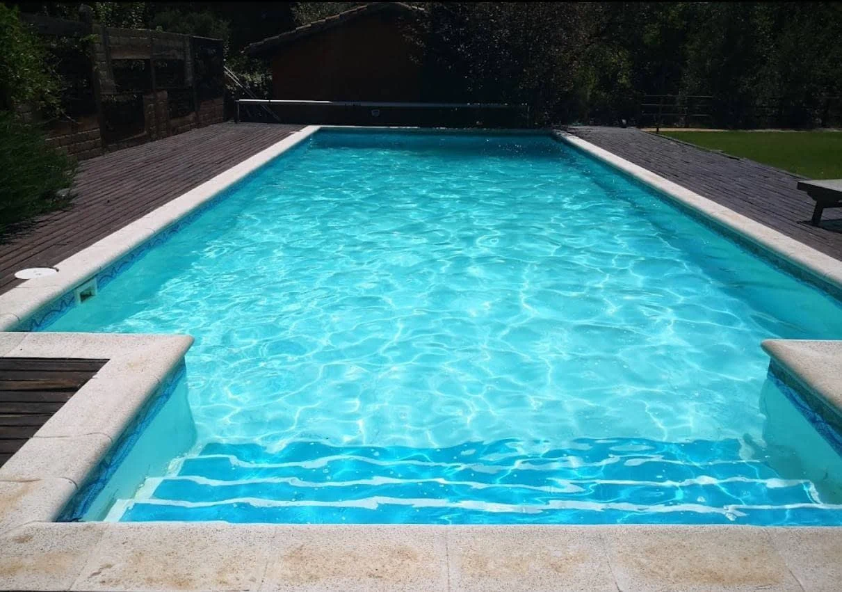 Piscina exterior de verano · El Batán del Molino