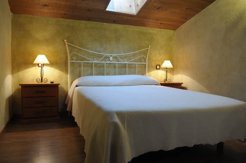 Habitación con cama de matrimonio · Hotel Rural Fuentelamora