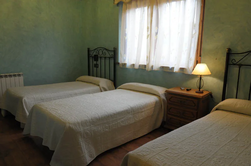 Habitación triple con tres camas · Hotel Rural Fuentelamora