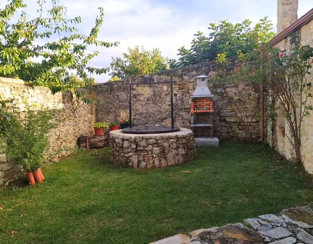 Jardín y barbacoa · La Canaleja