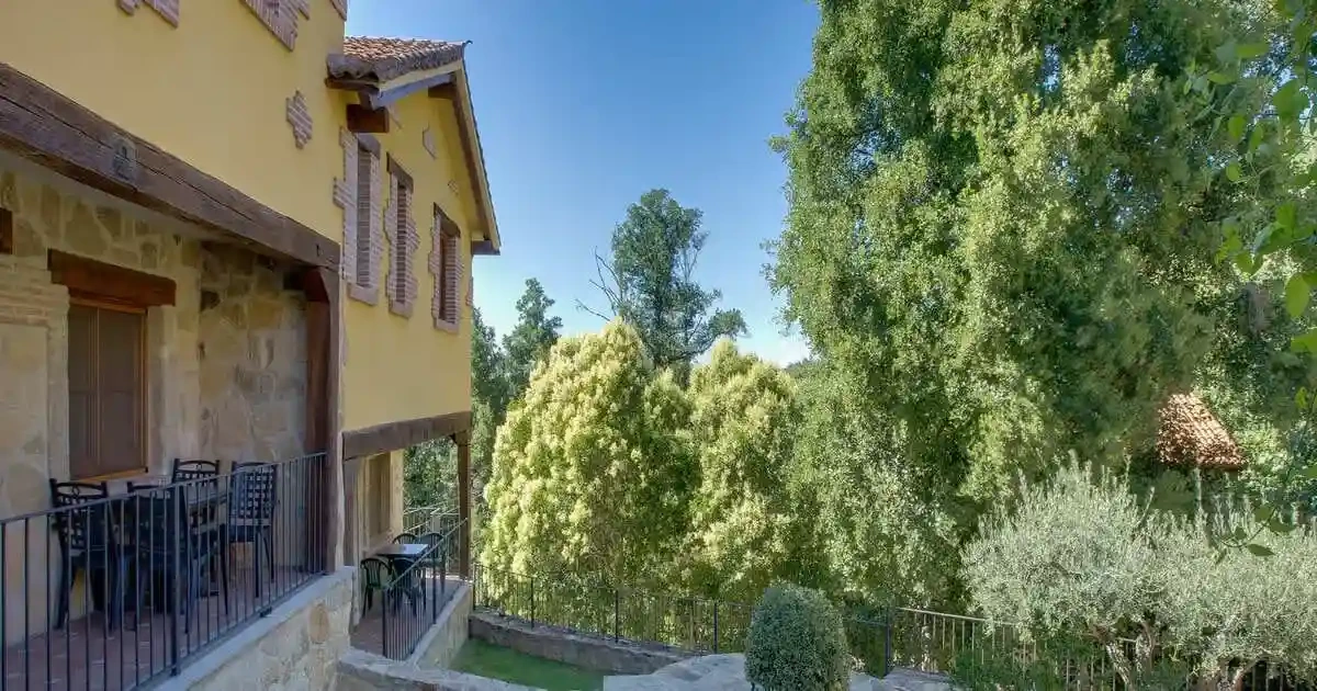 Terrazas hacia el jardín · Casas Rurales Acebuche