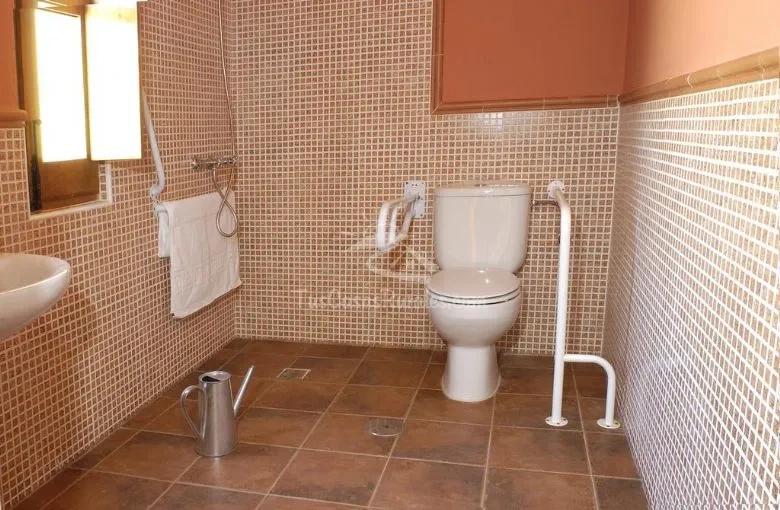 Baño adaptado de Hojiblanca · Casas Rurales Acebuche