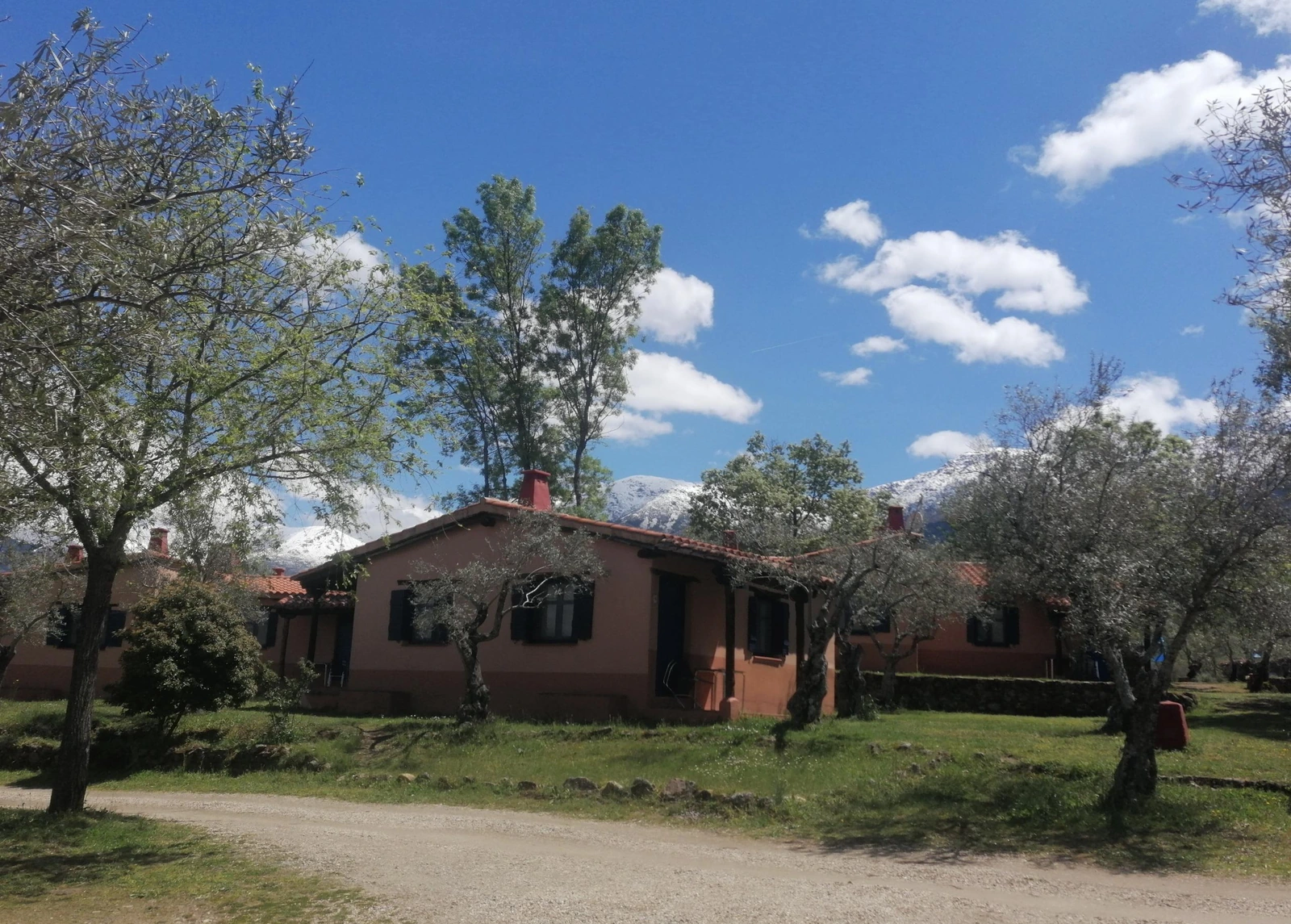 Casita del complejo rodeada de jardín · Aldea Vetonia