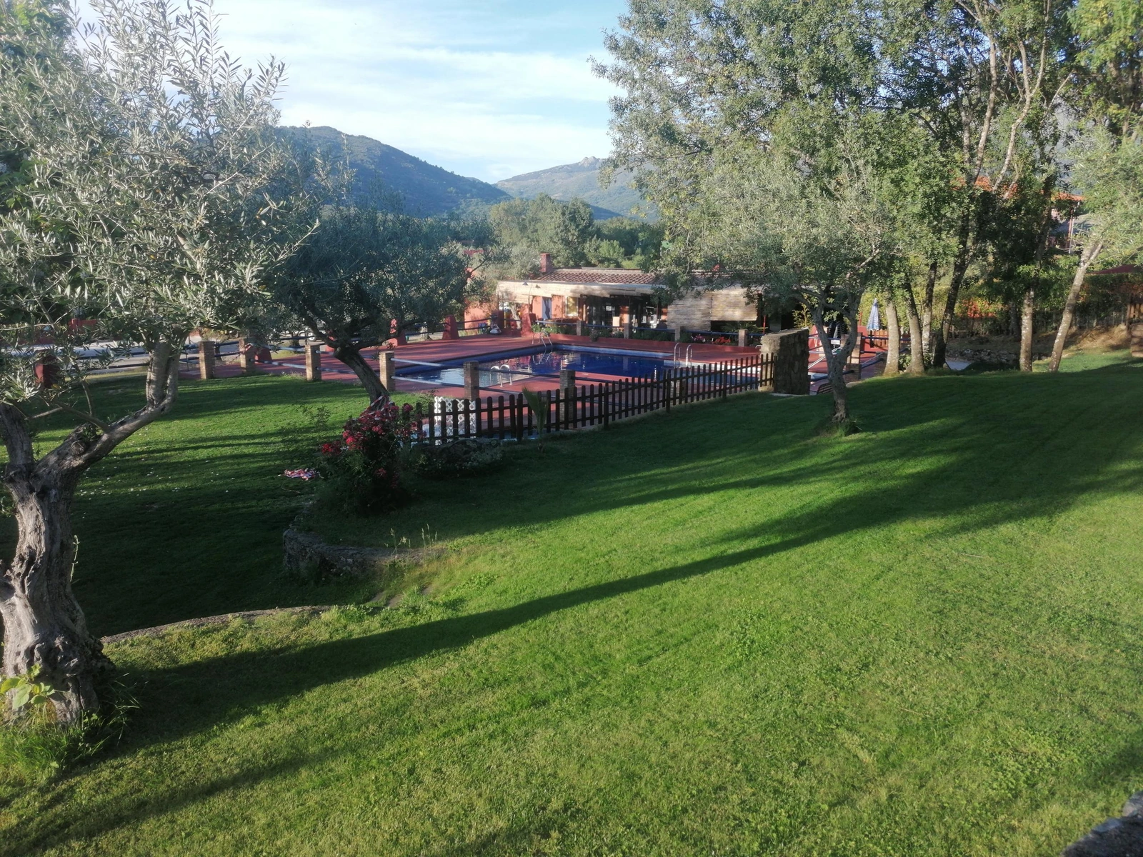 Piscina exterior y jardines de Aldea Vetonia · Aldea Vetonia