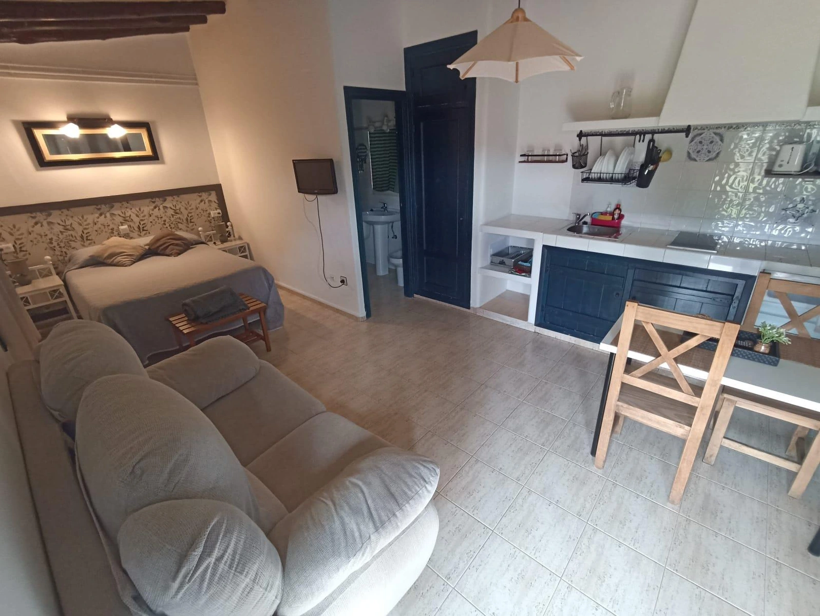 Zona de estar y cocina de un estudio · Aldea Vetonia