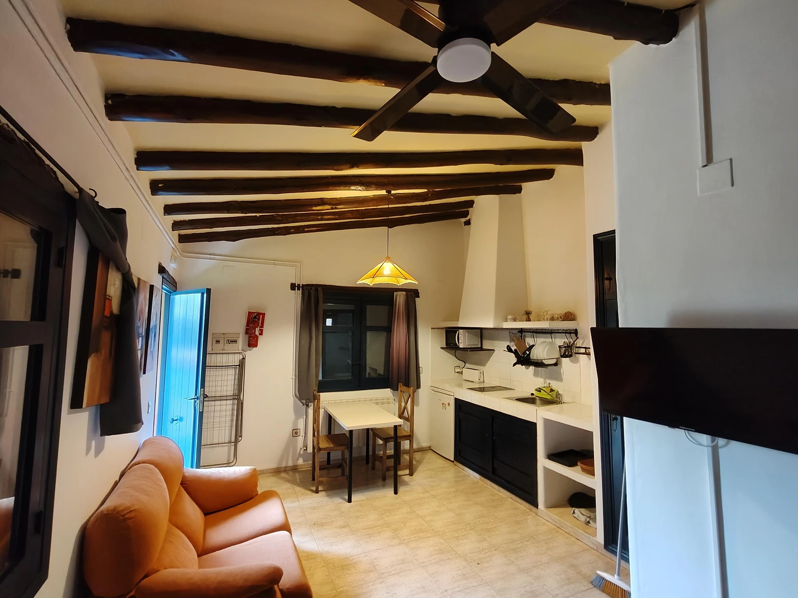 Cocina y comedor de un estudio con vigas de madera · Aldea Vetonia