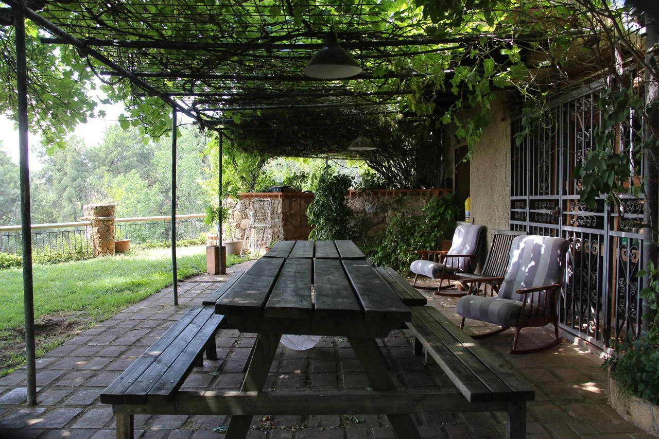 Porche de la casa principal de Atuvera bajo la parra · Casa Rural y Apartamentos Atuvera