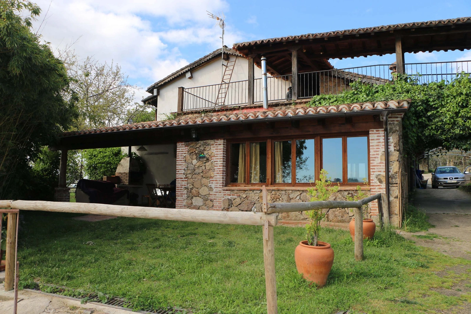Fachada y terraza del apartamento Al Amanecer de Atuvera · Casa Rural y Apartamentos Atuvera