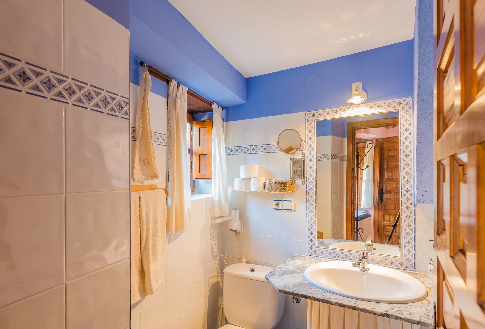 Baño del apartamento Zarzamora de Casa Manadero · Apartamentos Rurales Casa Manadero
