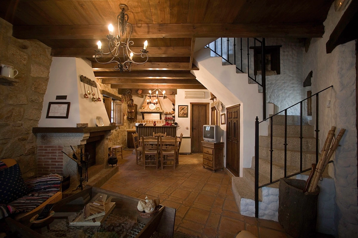 Casa Margarita I: salón y comedor con chimenea · Casas Rurales Margarita I y II