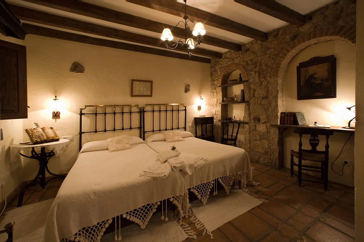 Casa Margarita I: dormitorio con dos camas · Casas Rurales Margarita I y II