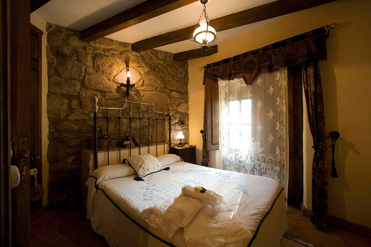 Casa Margarita I: dormitorio doble junto a la ventana · Casas Rurales Margarita I y II
