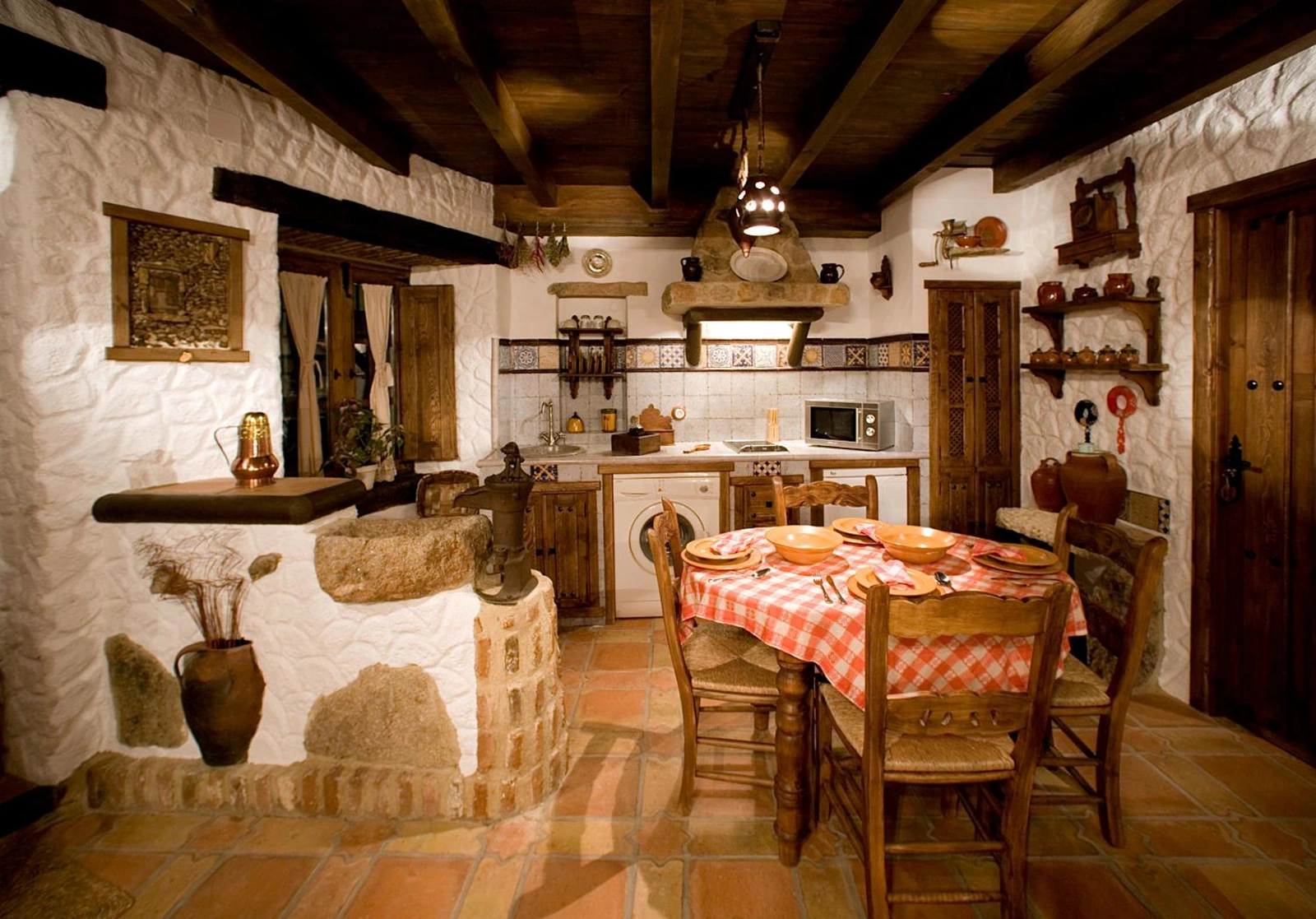 Casa Margarita II: cocina y comedor con barra de piedra · Casas Rurales Margarita I y II