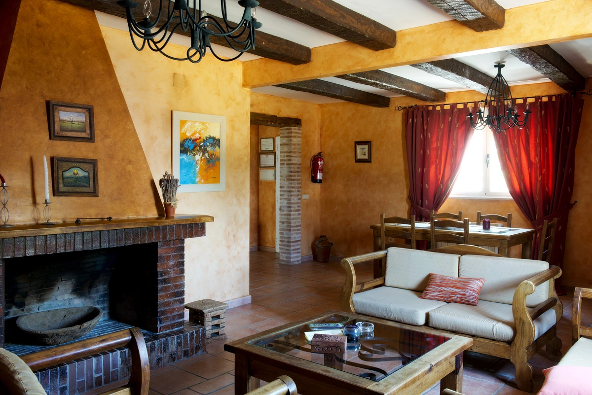 La Serena: salón con chimenea · Dehesa Tres Riveros