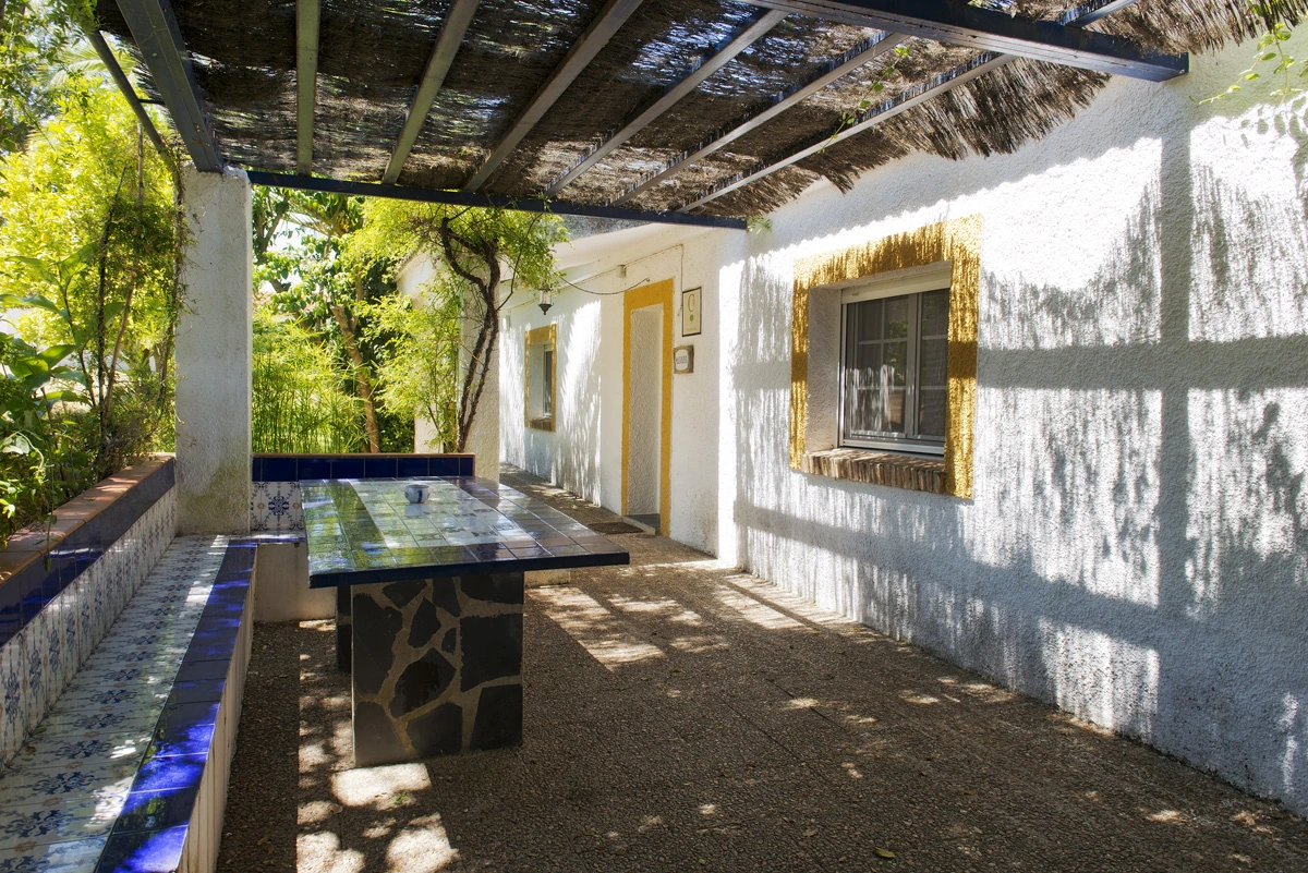 Malvazul: porche cubierto con mesa exterior · Dehesa Tres Riveros