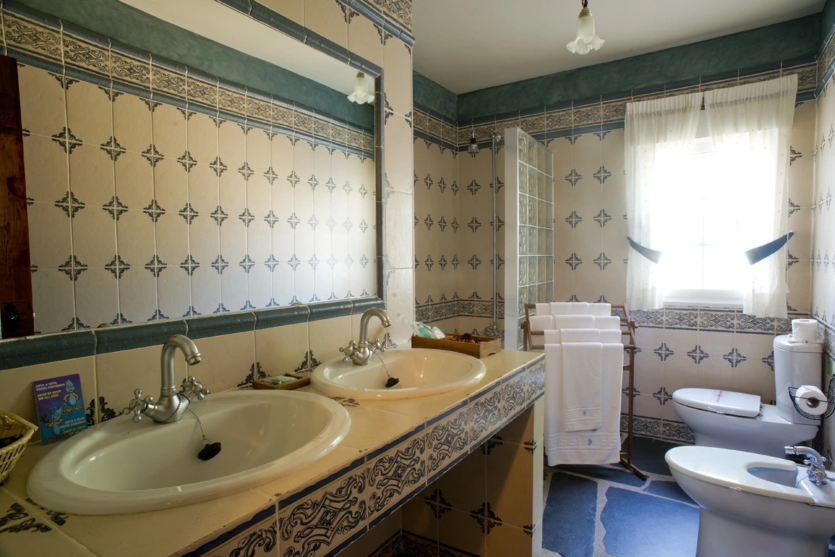Malvazul: baño con doble lavabo · Dehesa Tres Riveros