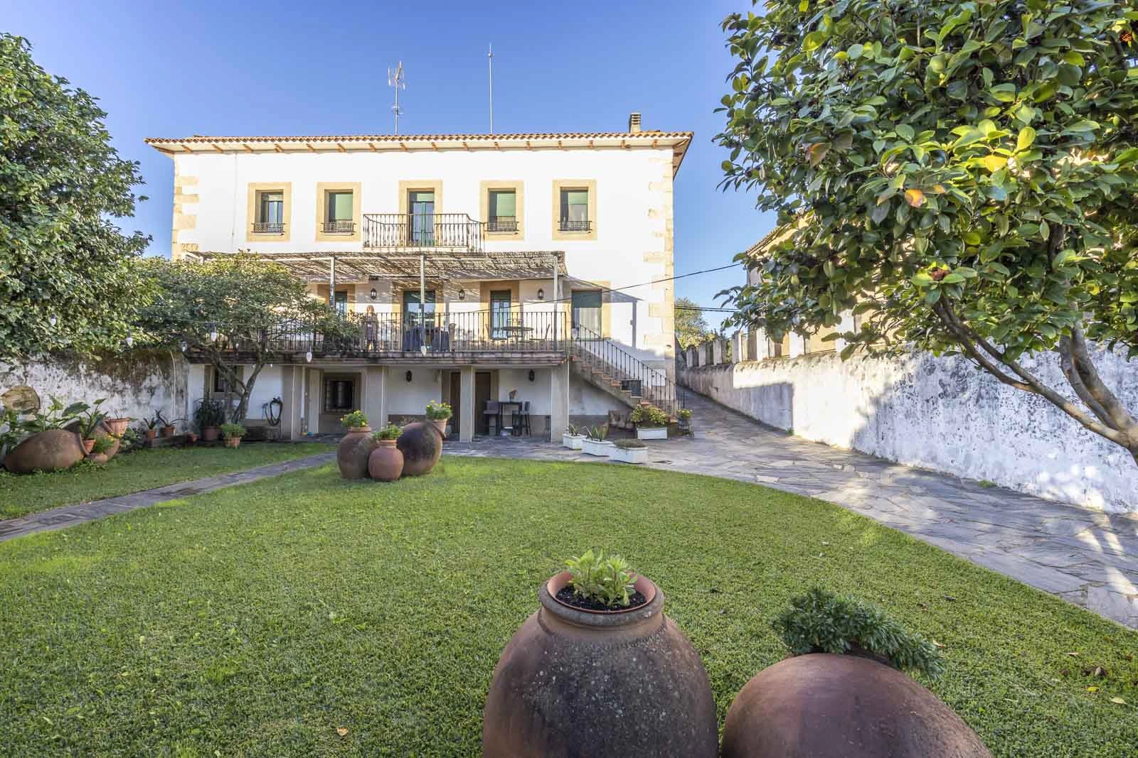 Fachada y jardín del hotel · Hotel Rural Don Julio