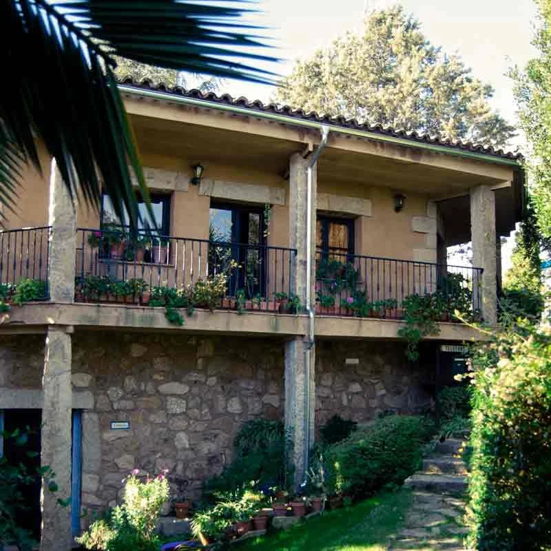 Edificio de apartamentos y jardín · El Calambuco