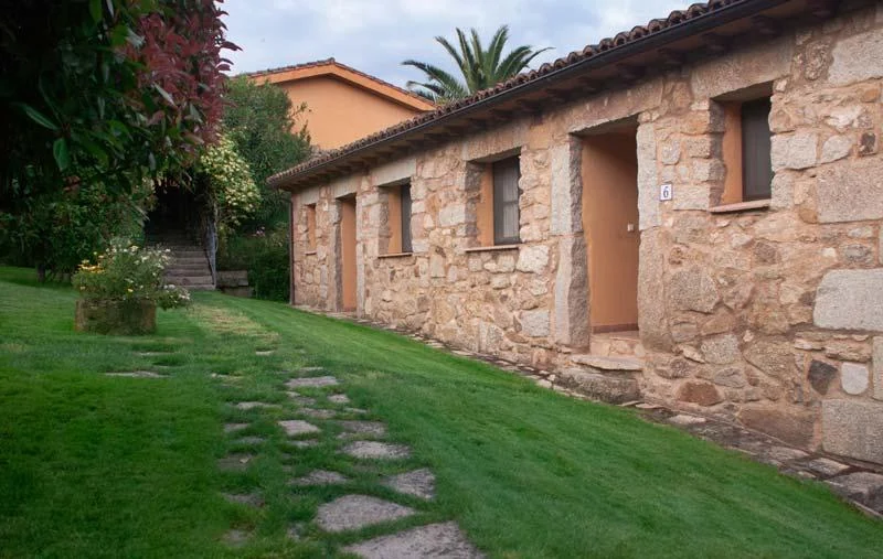 Fachada de los apartamentos sencillos · El Calambuco