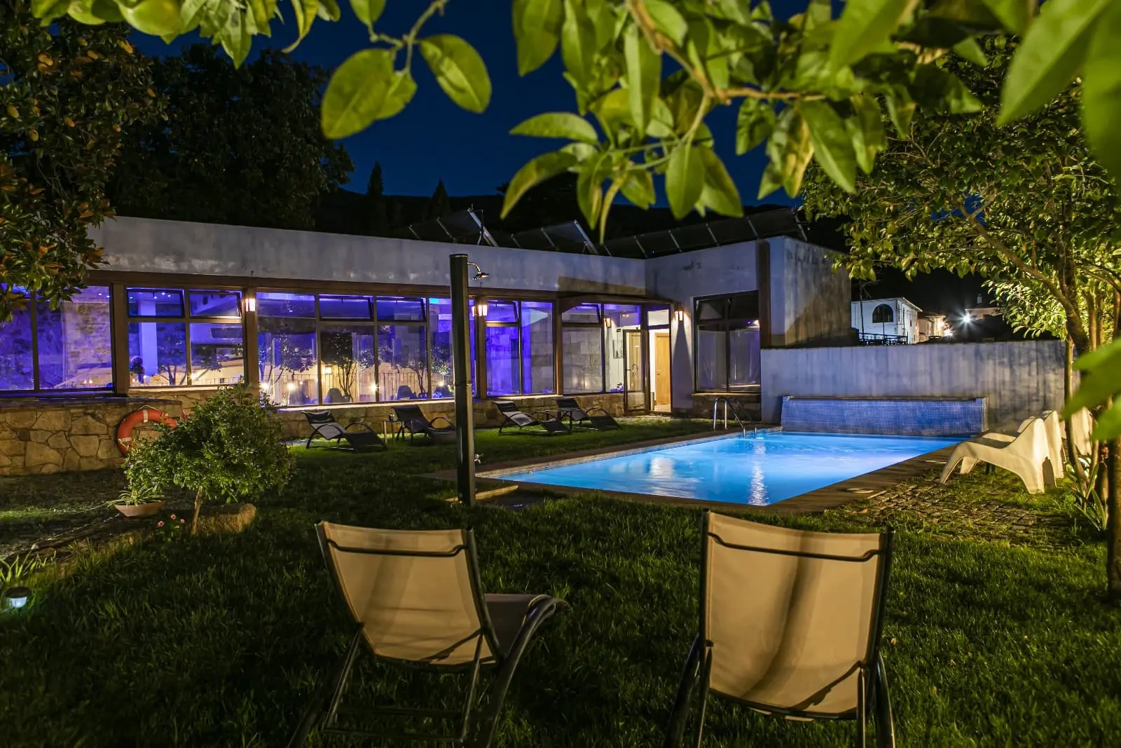 Jardín y piscina iluminada de El Duende del Chafaril · Hotel Rural El Duende del Chafaril