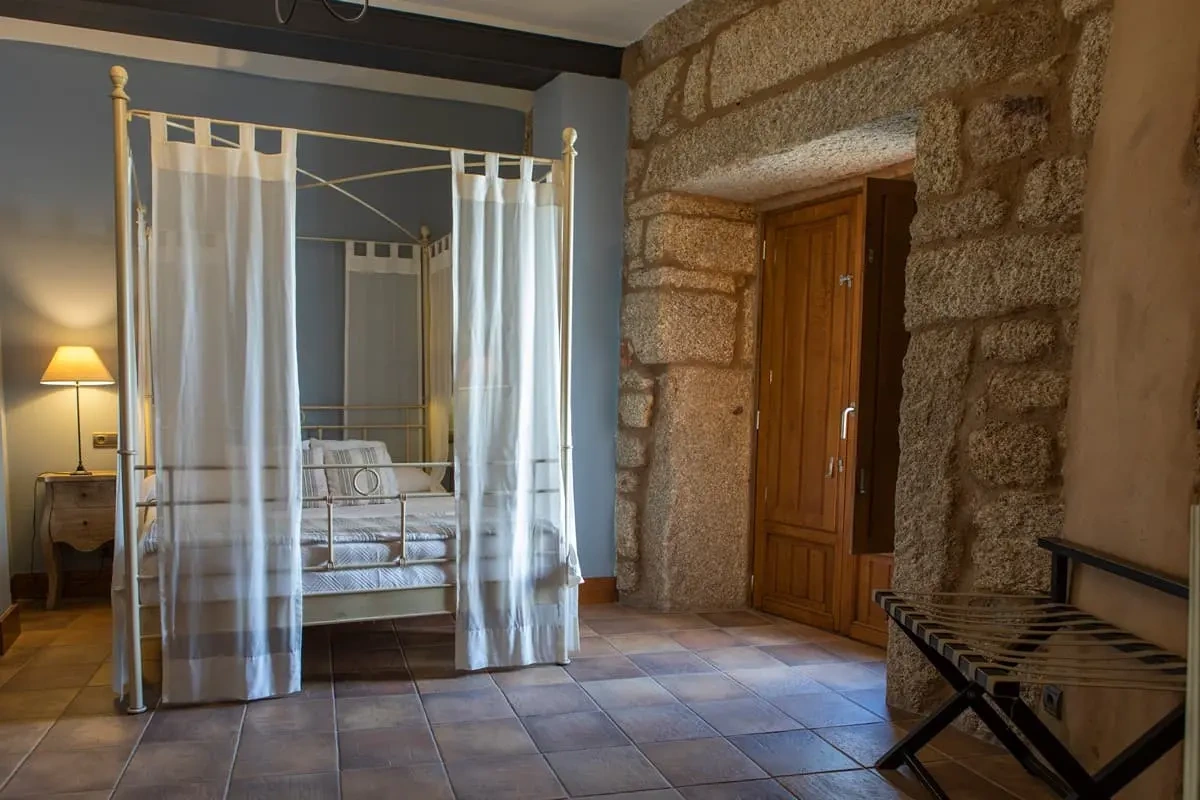 Suite con cama de dosel de El Duende del Chafaril · Hotel Rural El Duende del Chafaril
