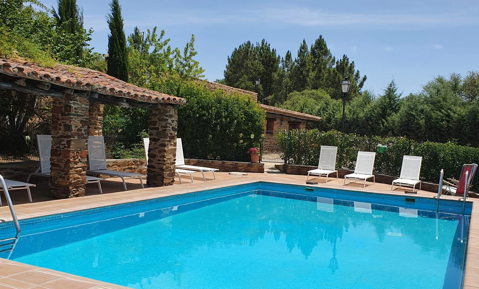 Piscina compartida de verano · El Jiniebro Turismo Rural