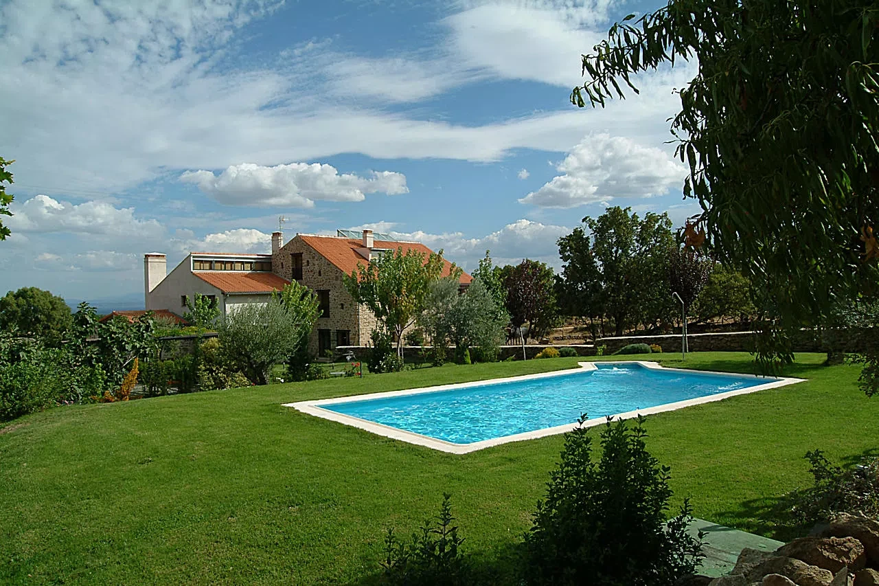 Piscina y jardín · Hotel Rural El Turcal