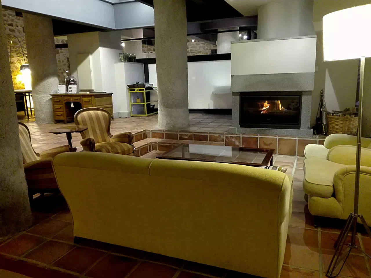 Salón con chimenea · Hotel Rural El Turcal