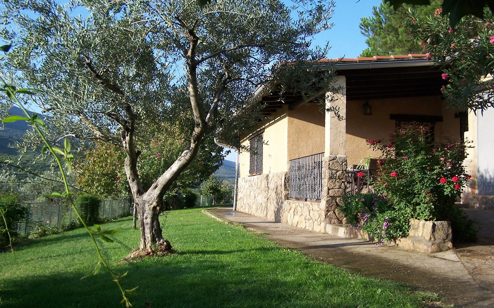 Fachada lateral y jardín · Casa Rural Josefina I y II