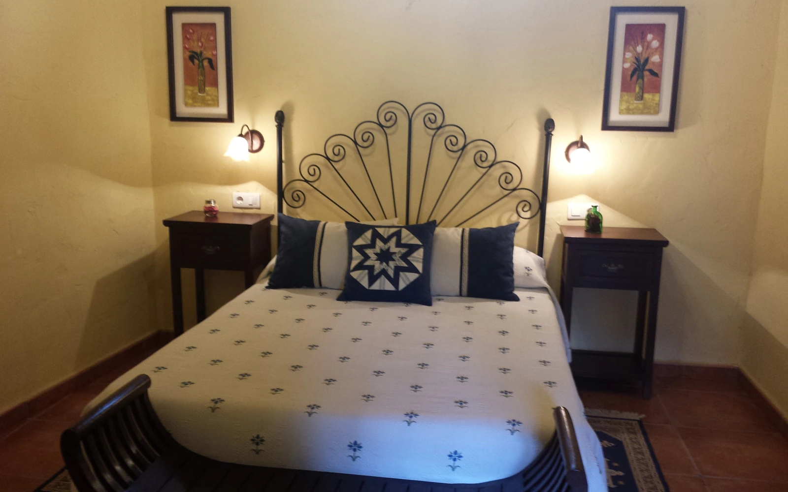Dormitorio con cama de matrimonio · Casa Rural Josefina I y II