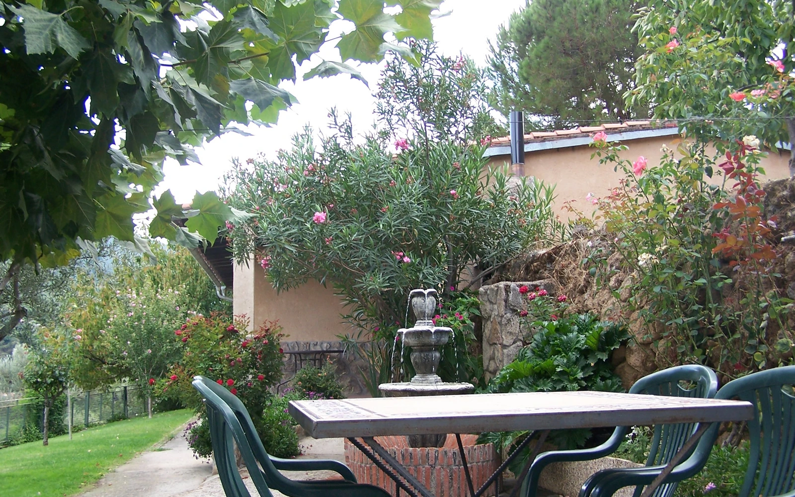Terraza con mesa en el jardín · Casa Rural Josefina I y II