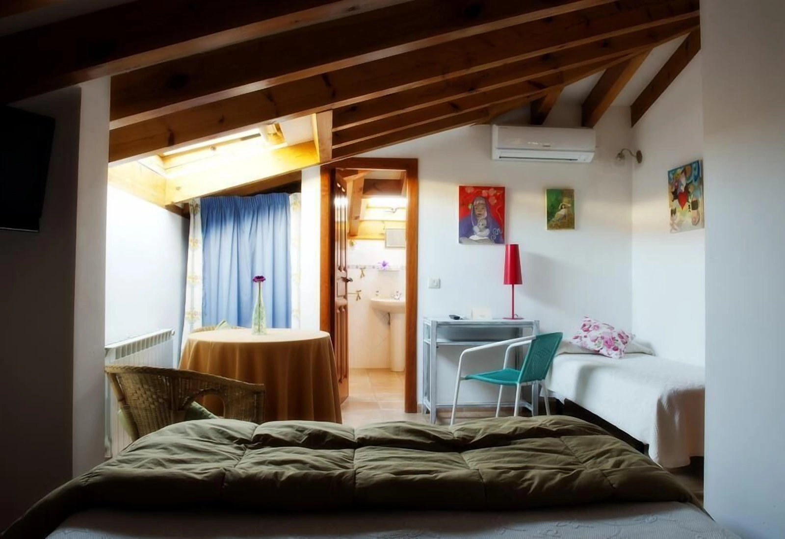 Habitación abuhardillada de La Casa de Pasarón · Hotel Rural La Casa de Pasarón