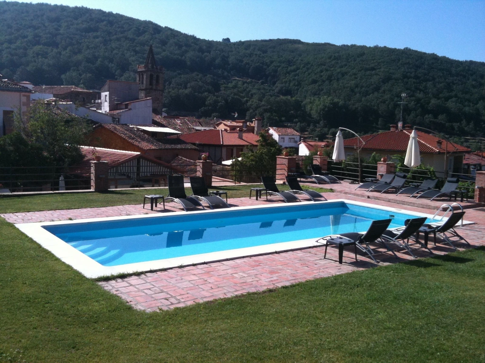 Piscina exterior y vistas de La Casa de Pasarón · Hotel Rural La Casa de Pasarón